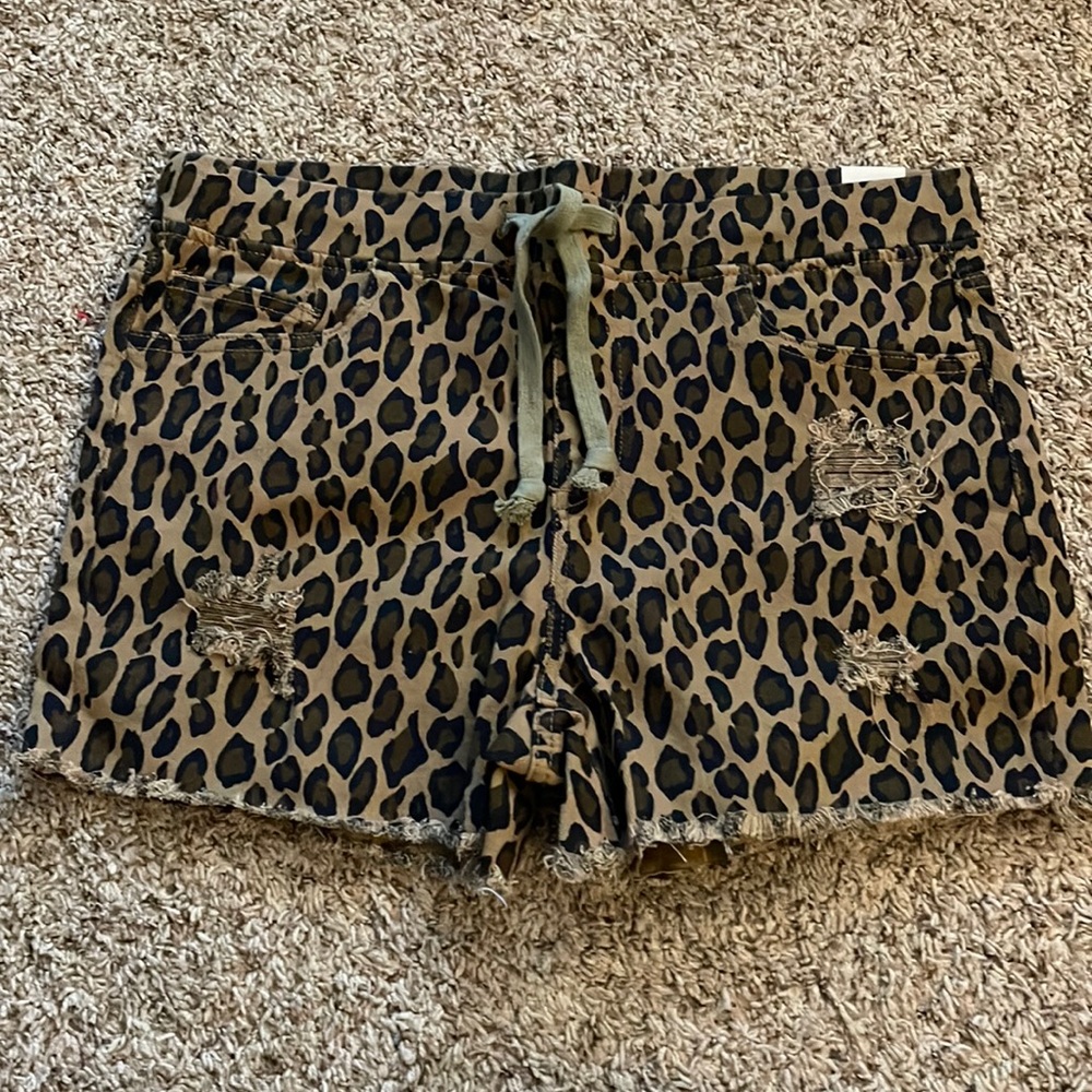 New with tags size Large “jogger style” cheetah print shorts 🐆🖤